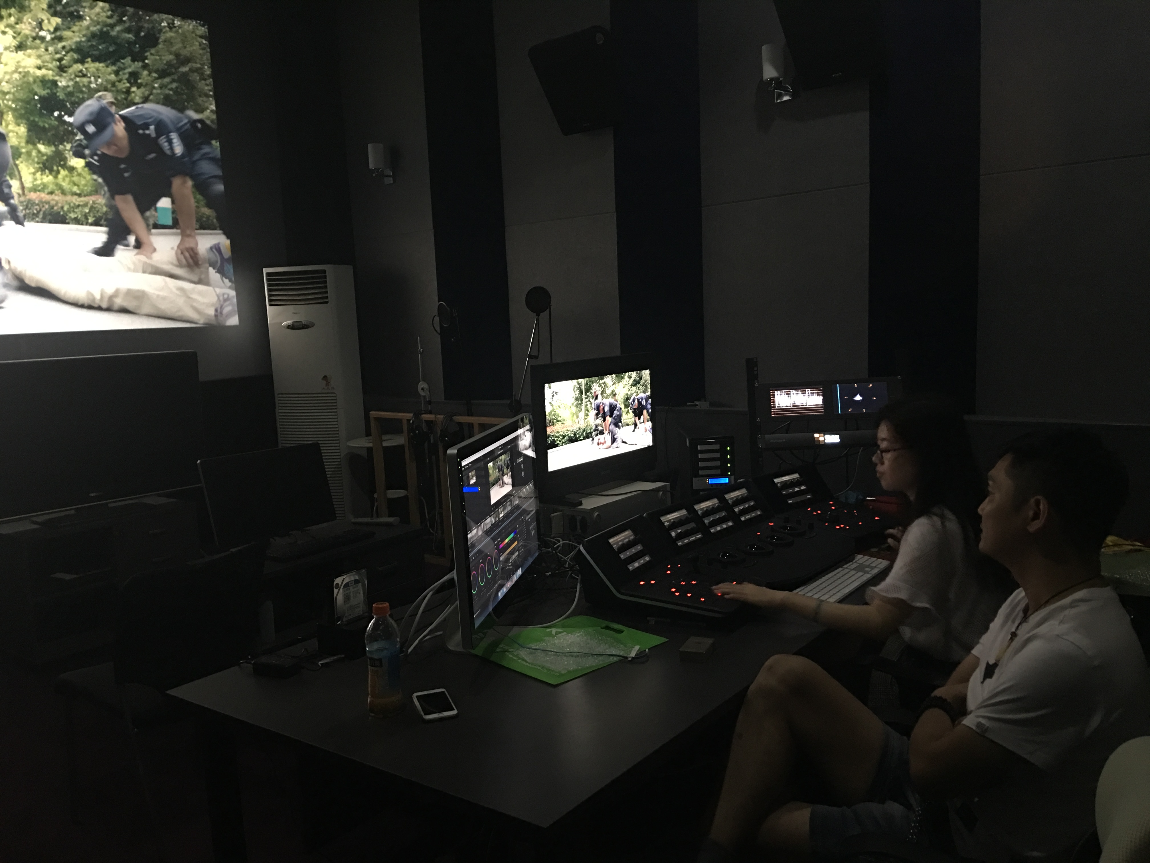 我可以完成宣传片策划拍摄与后期制作、视屏剪辑、品牌策划、VI设计、LOGO设计、15秒视频剪辑