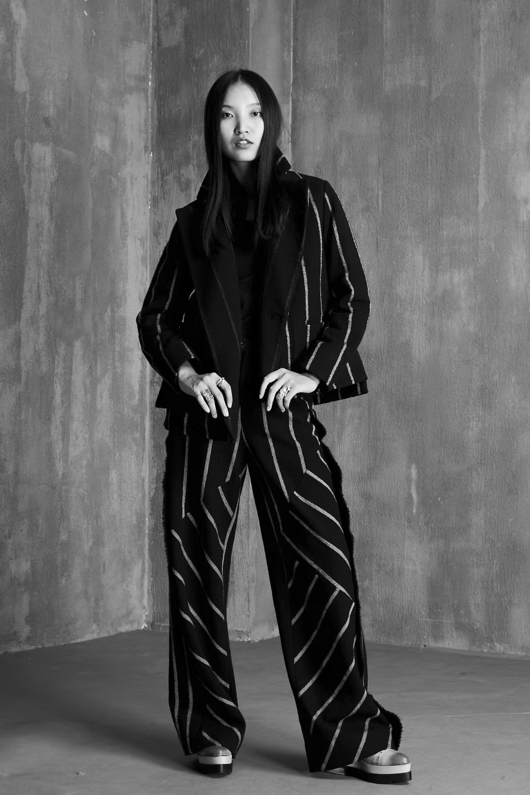 我可以设计一套服装效果图和技术图，全品类 ！五年工作经验曾服务于国内大型集团和设计师品牌，也服务于奢侈品牌