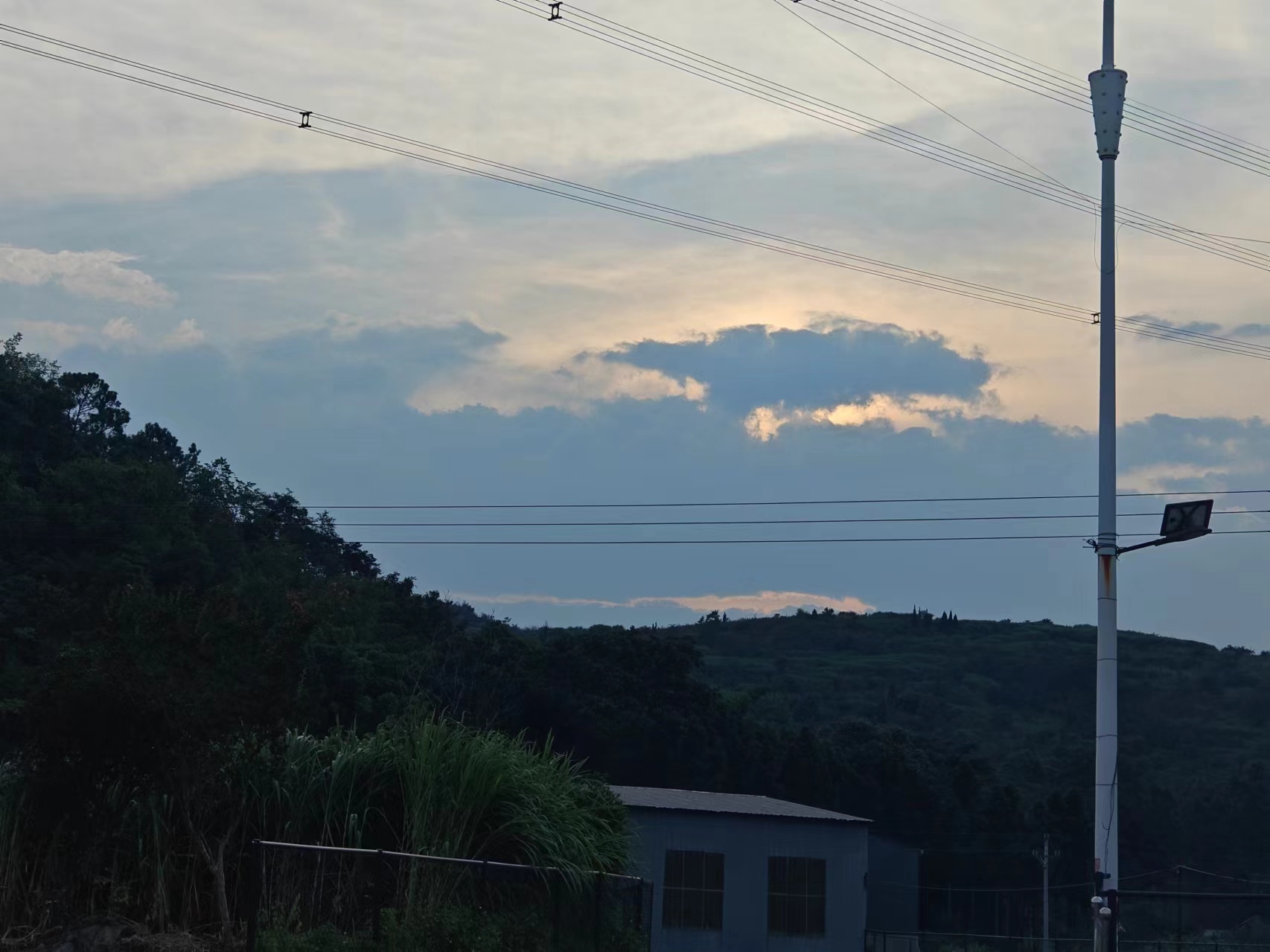 我可以完成一张年终总结单页海报的设计