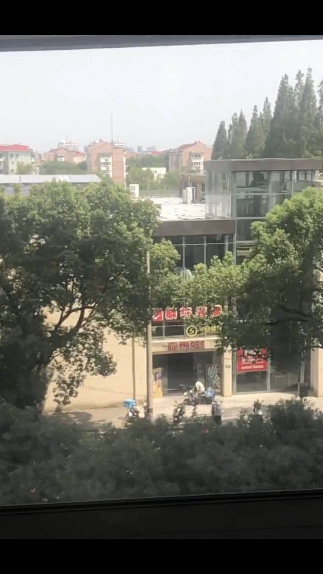 我可以做客服，10年经验，技能熟练，时间宽裕，耐心。工资可以低点，但要求能居家办公。