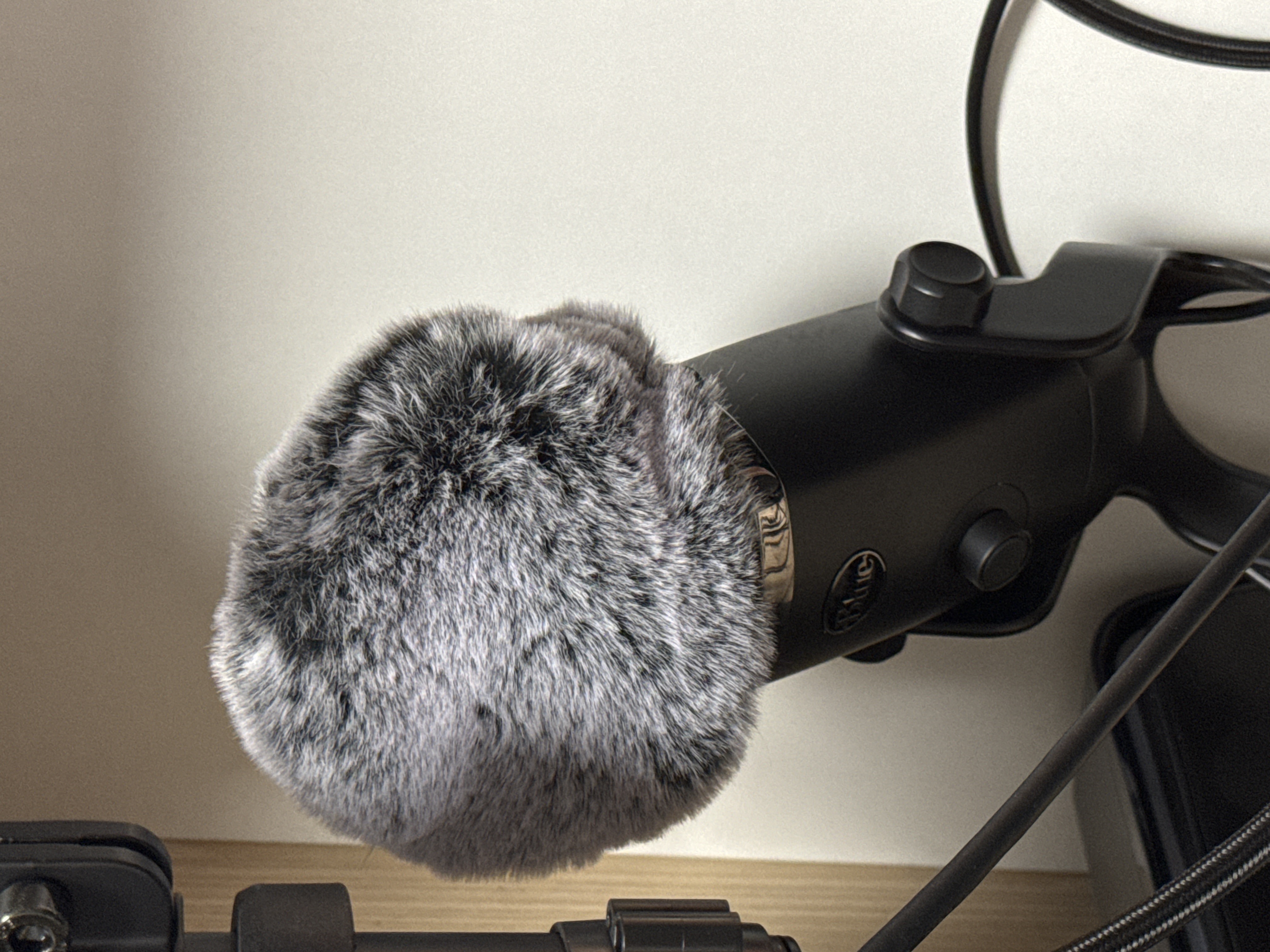 我可以给一切需要配音的配音，可以是几十秒一分钟的广告，也可以是一些读物，价格好商量