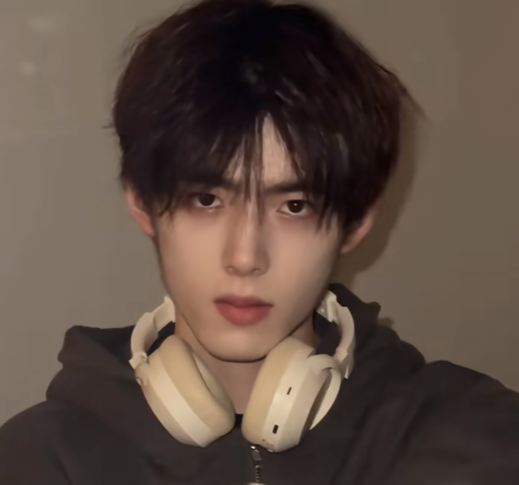 我可以根据需求建议1款合适的发型