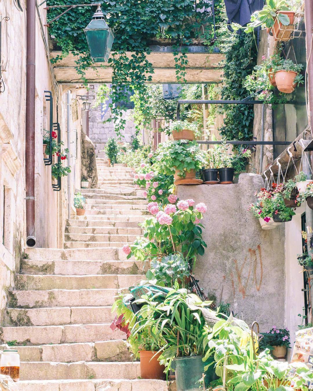 我可以完成15秒以上短视频的文稿配音,非专业，只是业余爱好