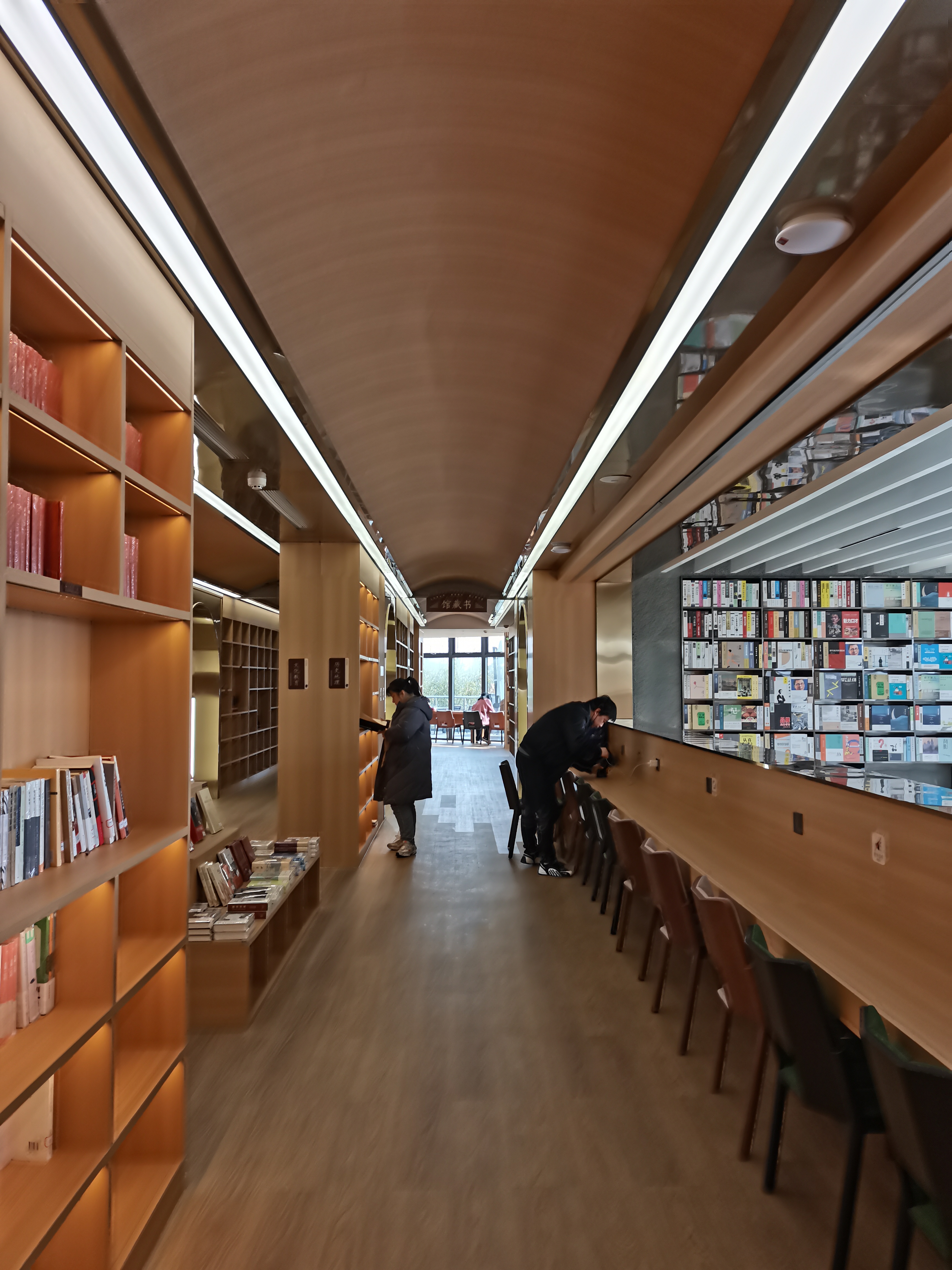 我可以打字，不限数量，帮忙找3000字文案的错别字，可以完成500字文章的中英互翻