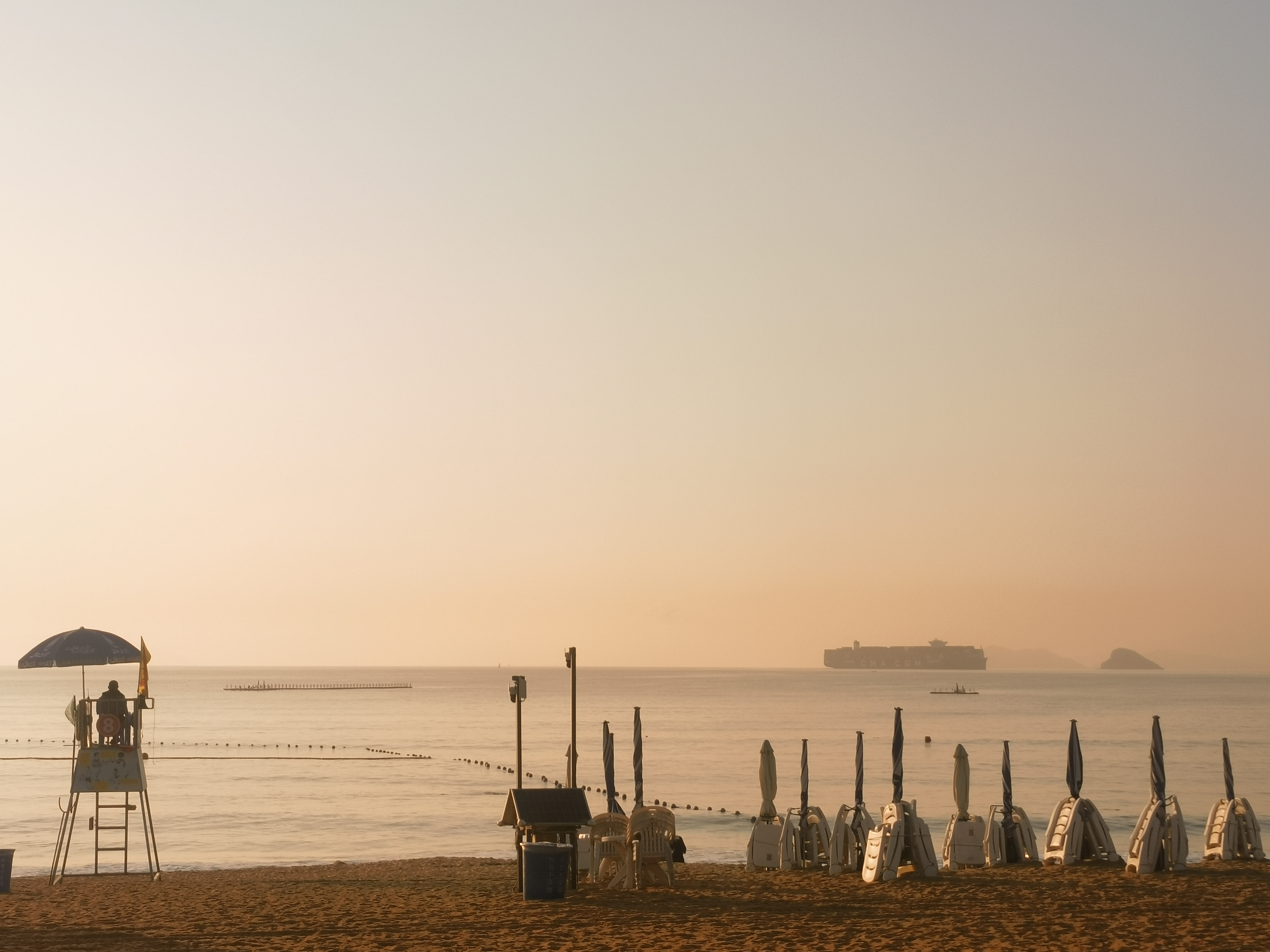 我可以 教你煮菜  陪打游戏游戏  陪聊  还能当你的情绪导师 还可以给你分享一些搞笑的事情