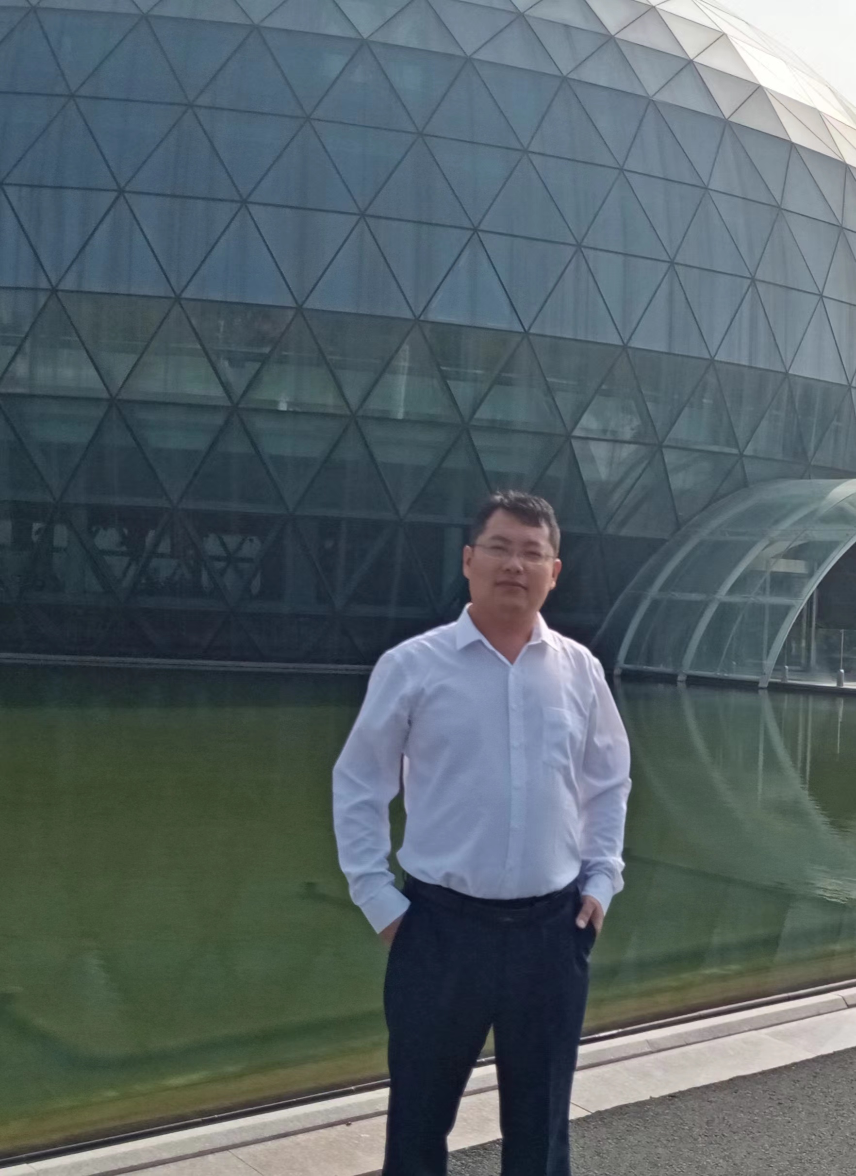 我可以带团队，做营销、调查稽核，央企与外企8年多的丰富经验，工商企业管理专业全日制科班系统学习，综合素质高