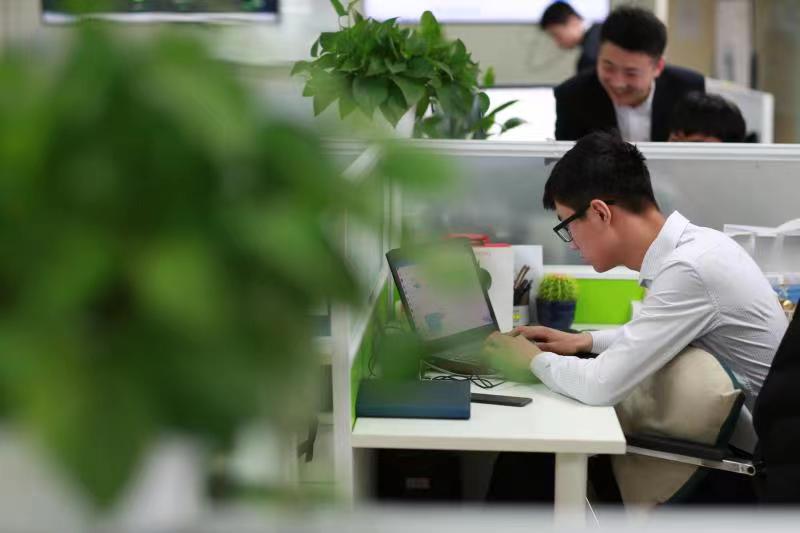 我可以做微信公众号、小程序定制开发，1个app后端，网站门户开发等。