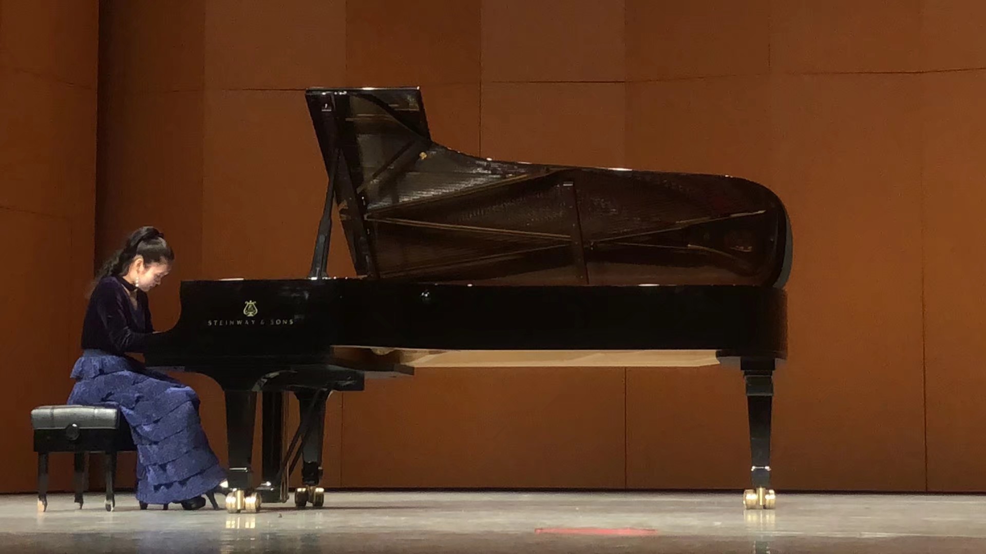 我可以教零基础和有基础成人和宝宝钢琴主课，钢琴陪练至少30小时，并学习乐理与视唱，孩子都很喜欢我的教学方式