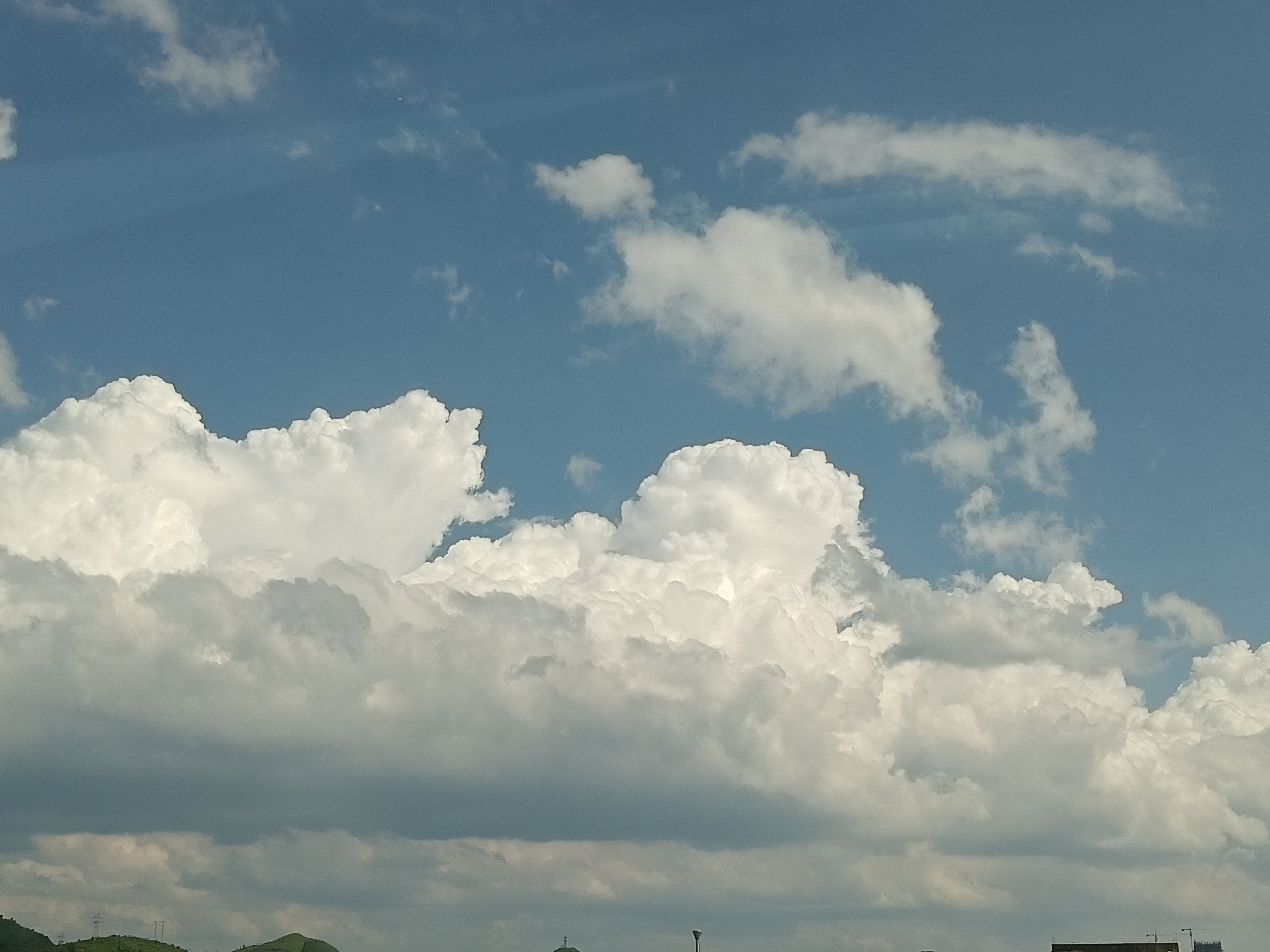 我可以拍摄一张街景、食物、人像、清晨、黄昏。