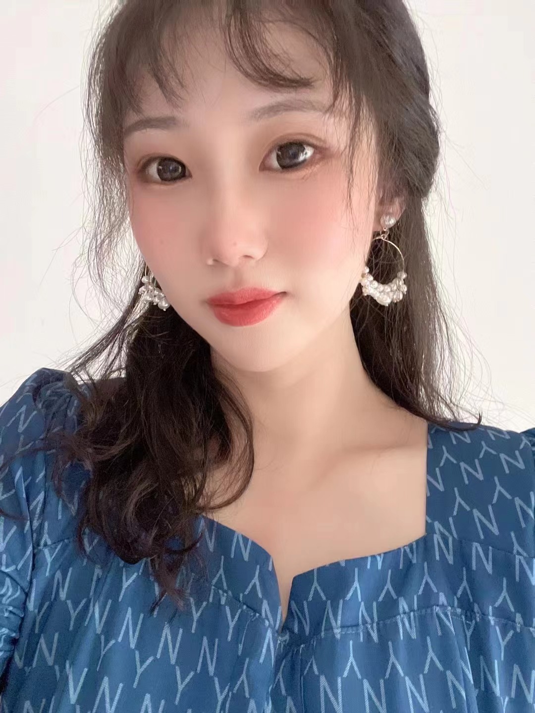 我可以我是一个很有亲和力的小姐姐，具备一定的心理学专业素养