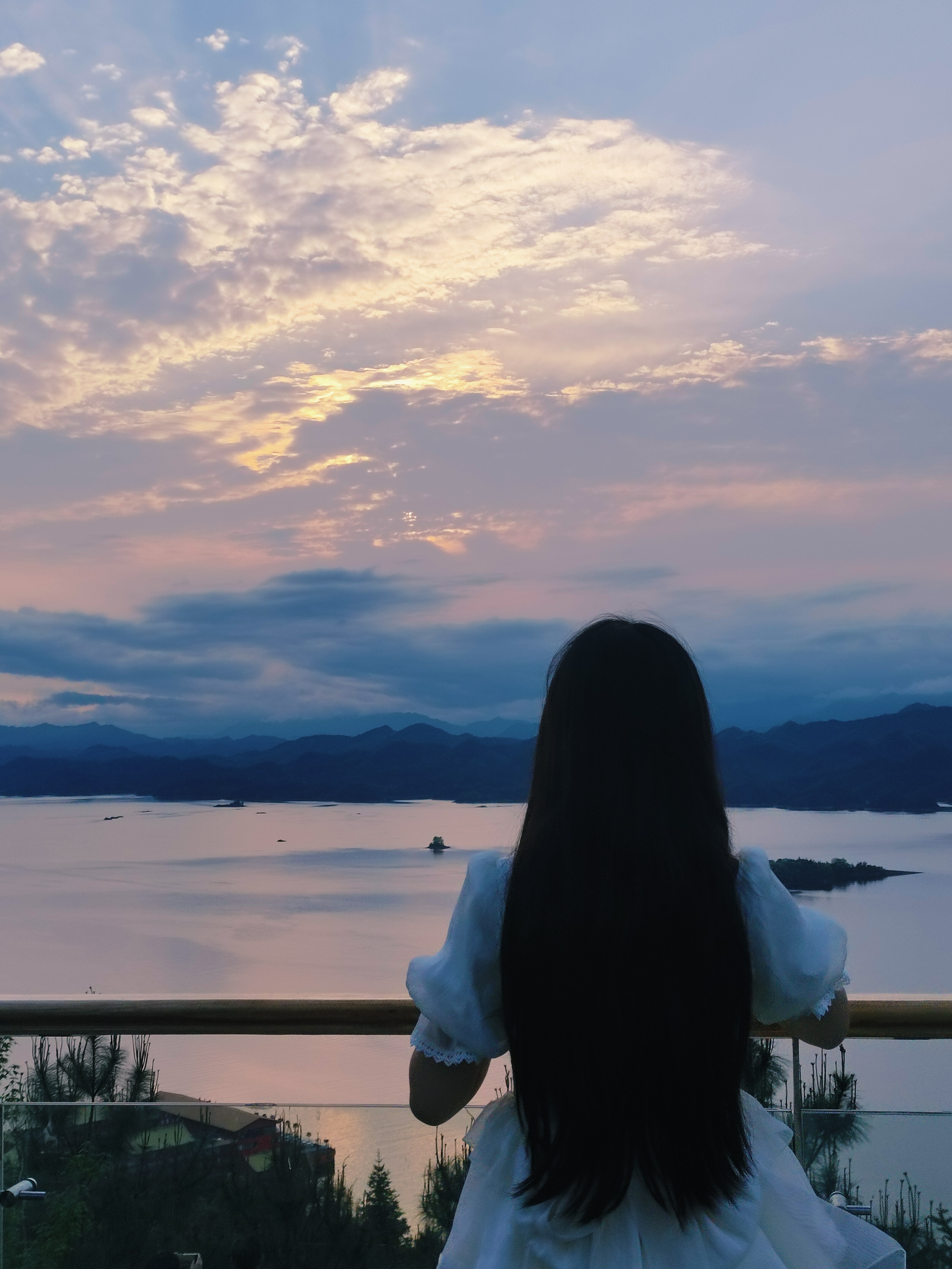 我可以打游戏和平精英王者，辅助，中路，陪你聊天会一些伪音，陪你聊天接闷舒缓一天坏心情