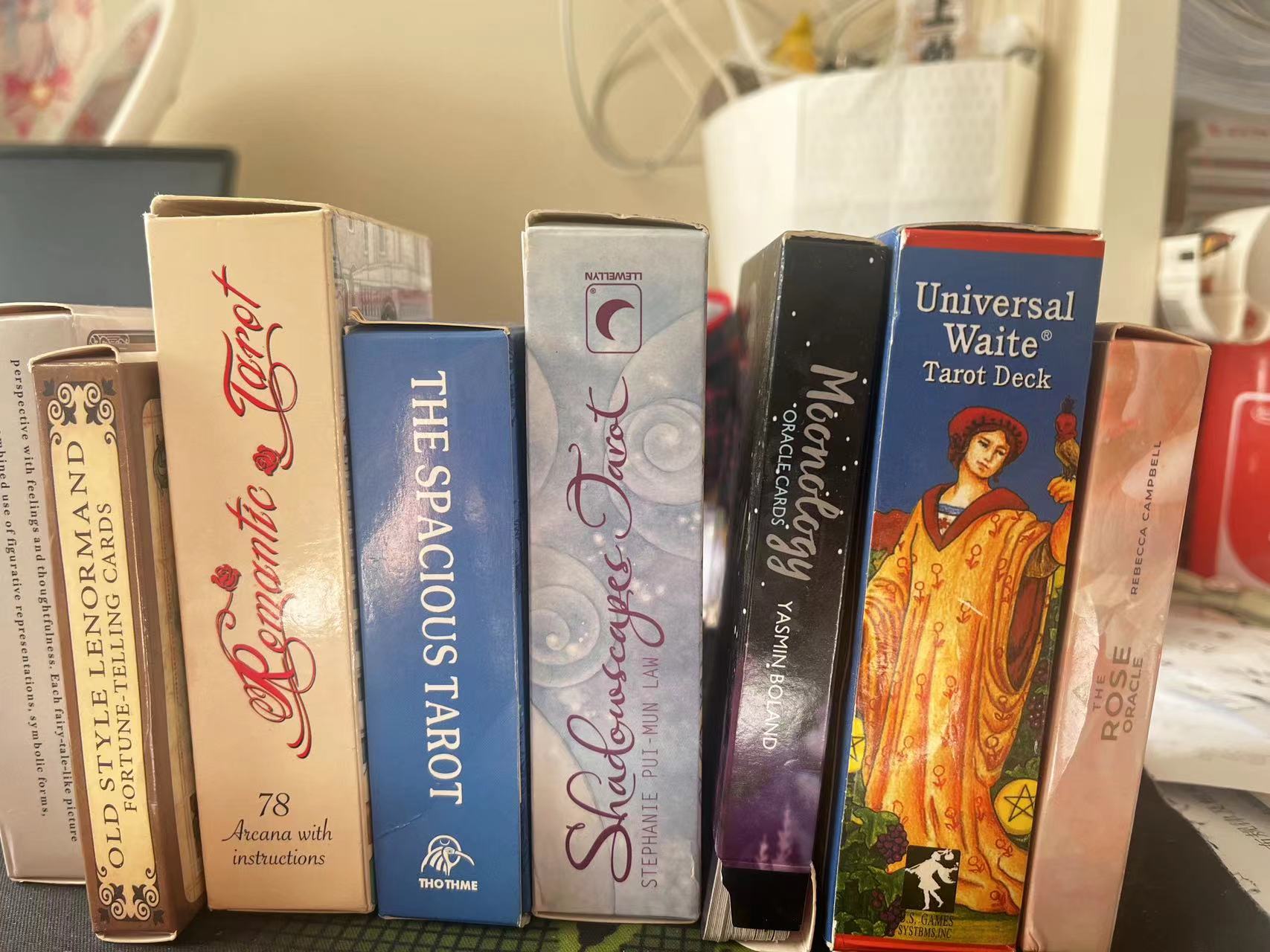 我可以通过3张或5张，或者大桌牌证塔罗来分析你的事业情感状况，并进行心理咨询来对你现有的问题进行分析。