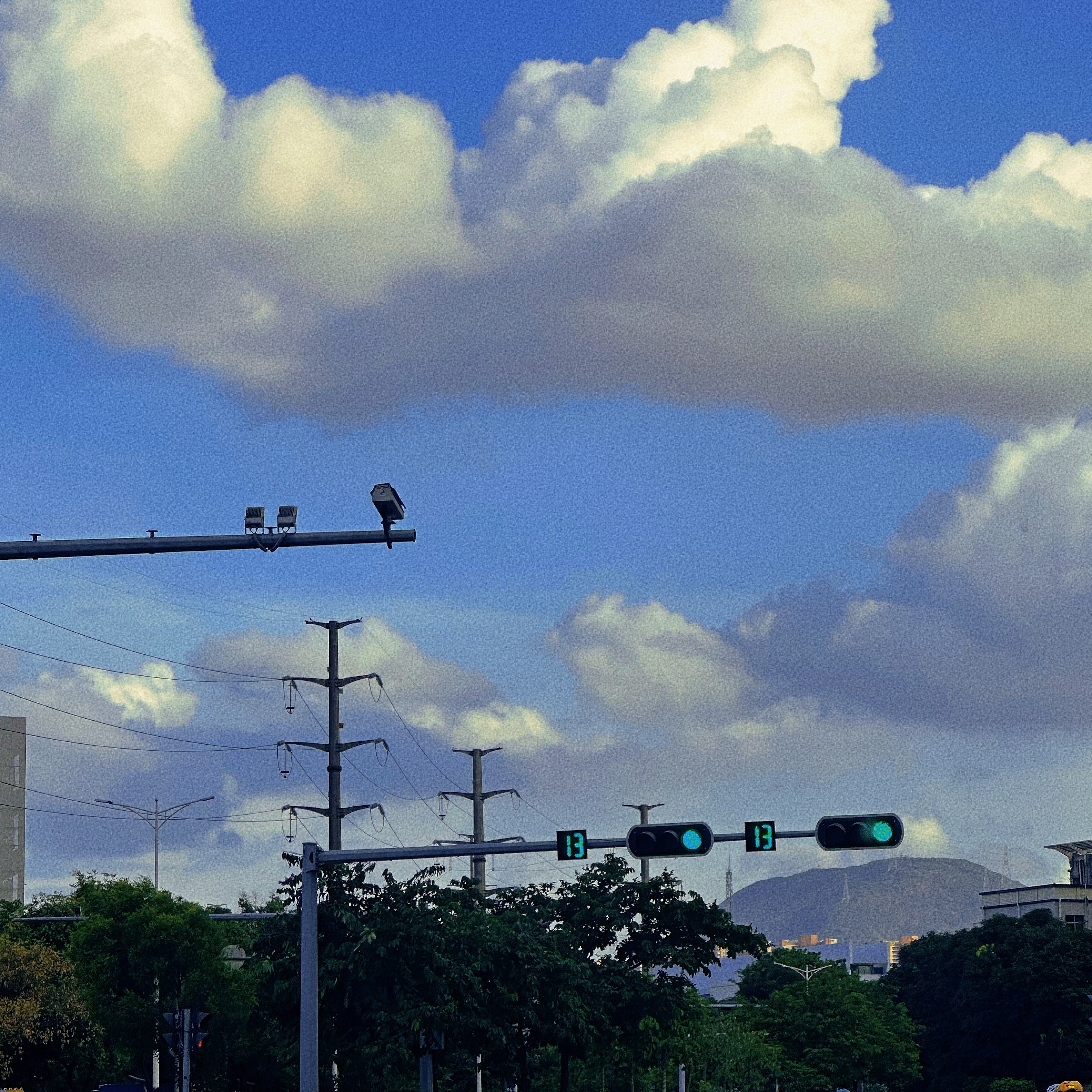 我可以外贸平台上架产品，跟单，回复客户等外贸操作24小时在线