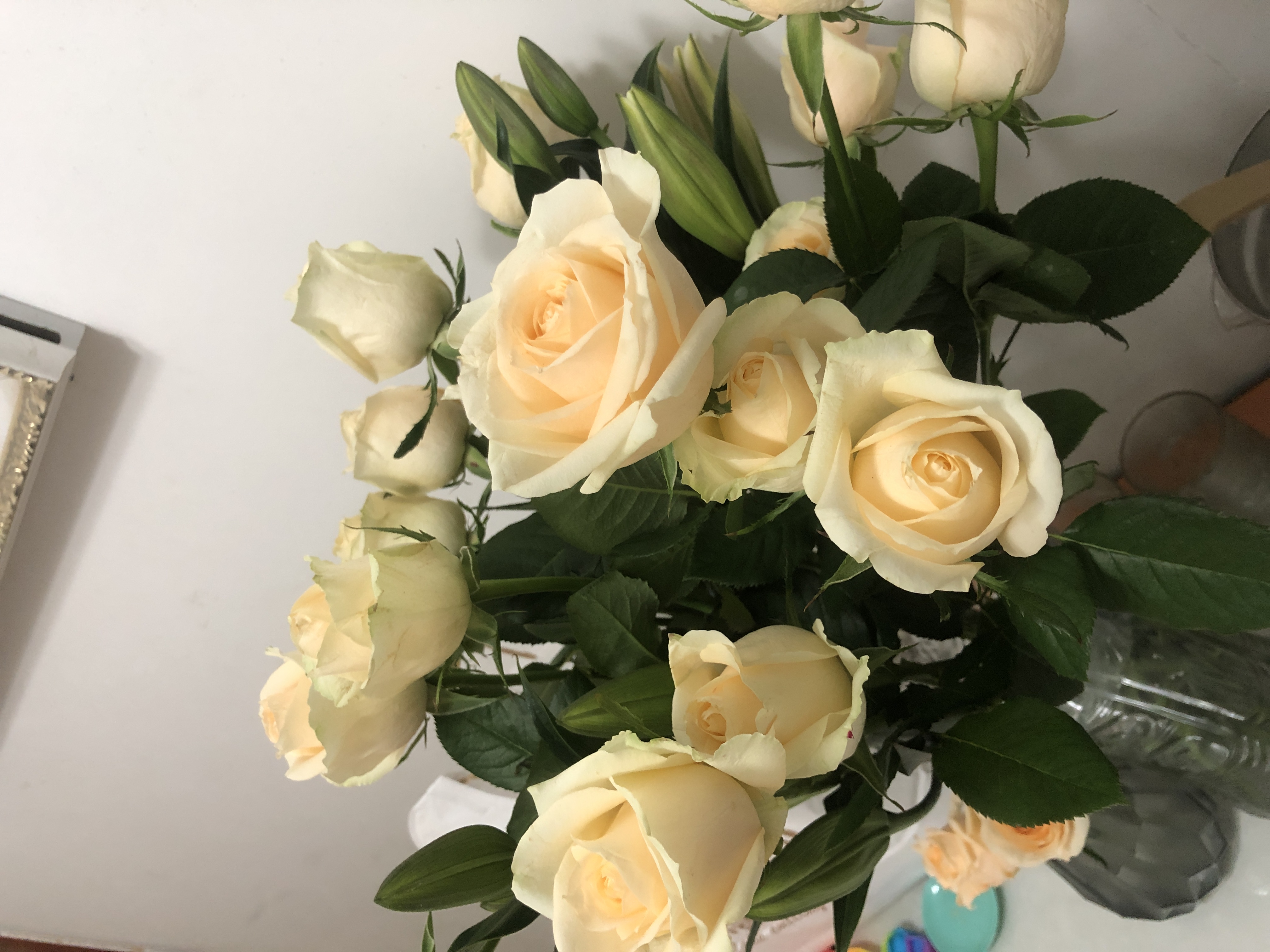 我可以做平面广告ps设计，1张宣传单及海报，也会视频剪辑。