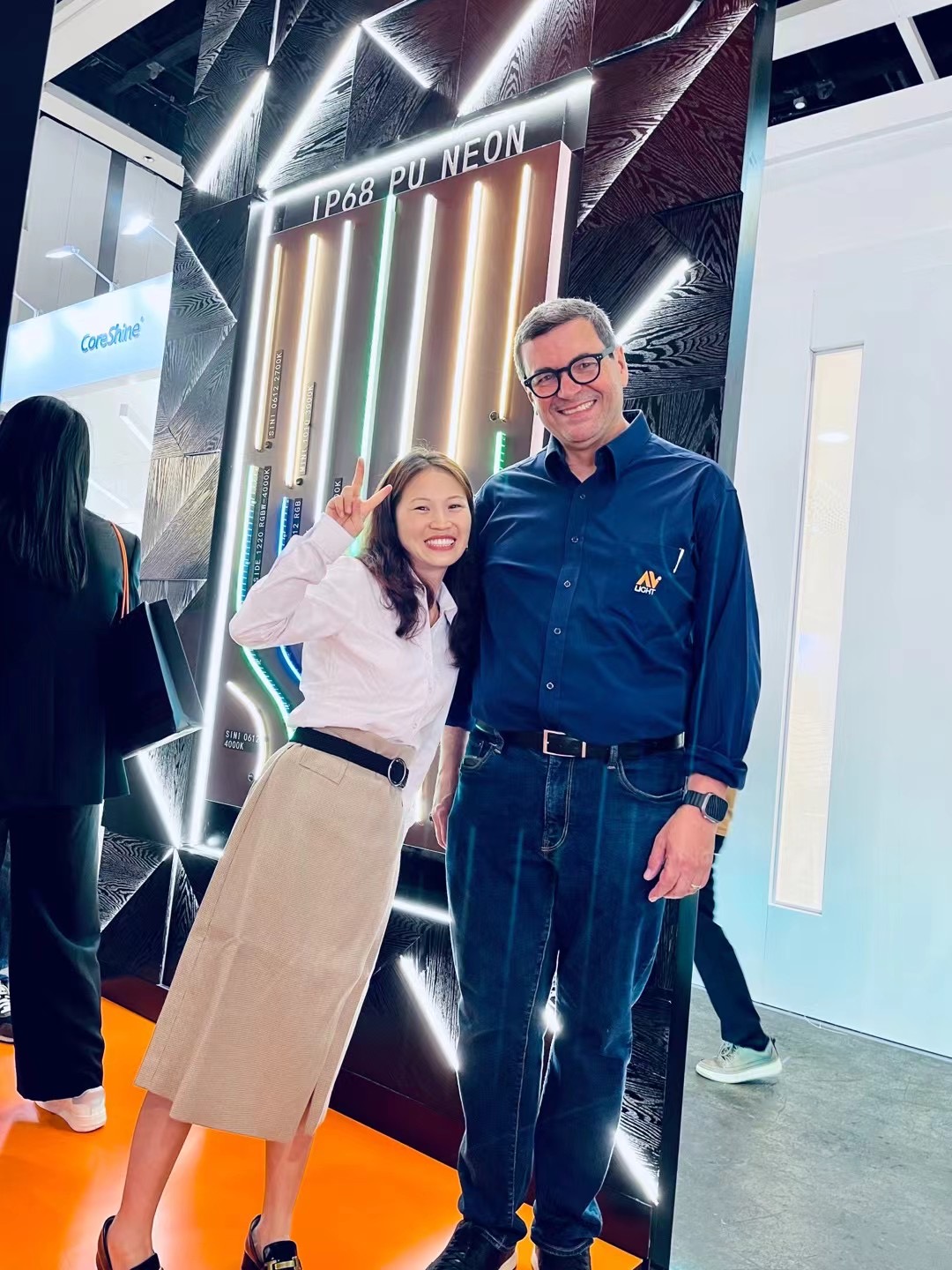 我可以做兼职外贸员，每天工作6小时左右，可以打开发电话和发开发信。