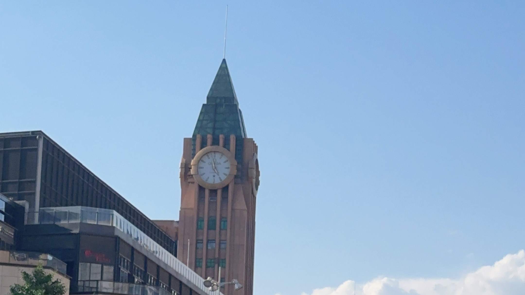 我可以一个人坐在幽静的路边，看形形色色的人，也可以一，招揽着天空中只属于我的夕阳。