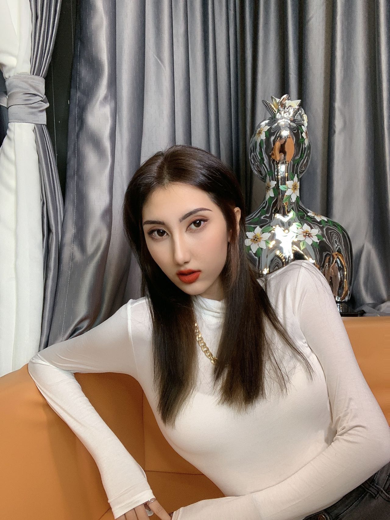 我可以修图ps，审美高，可以商业修图，私人接单，一分钟内短视频剪辑，运营以及线上交易和销售。