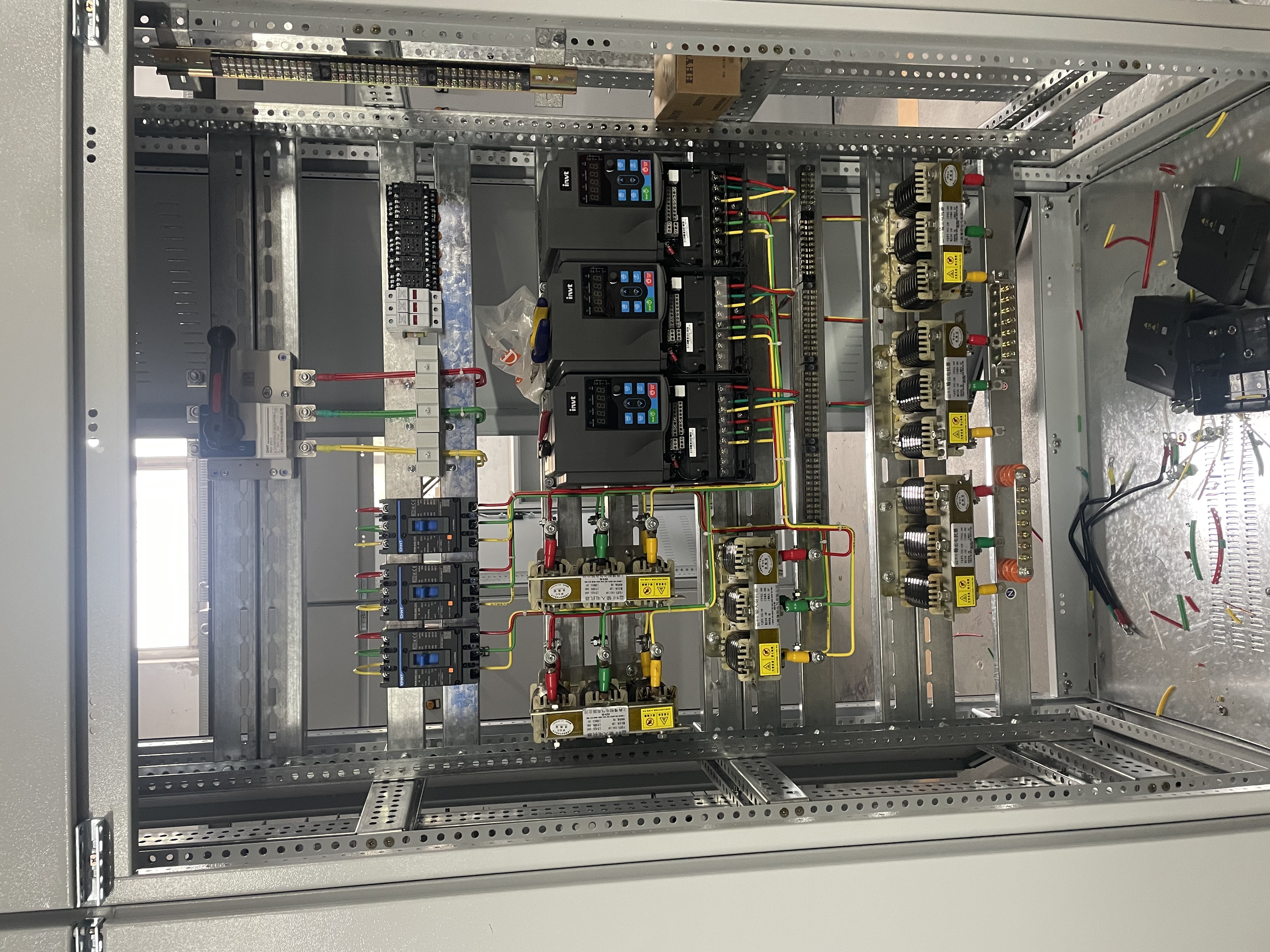 我可以- 2023年参与石家庄华电集团供热换热站维修项目，成功保障900多处换热站电路正常运行。